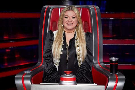 See What Kelly Clarkson Wore For The Voice Knockout Rounds Nbc Insider