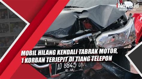 Video Mobil Hilang Kendali Tabrak Motor Korban Terjepit Di Tiang Telepon