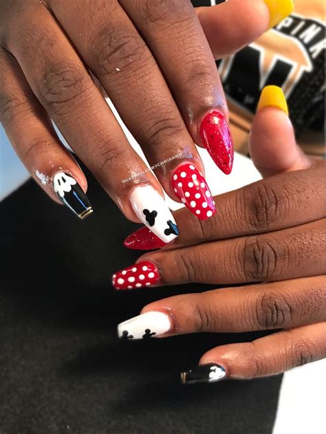 Mickey Mouse And Minnie Mouse Nail Art Nail Design Ideas Cool Nail Art