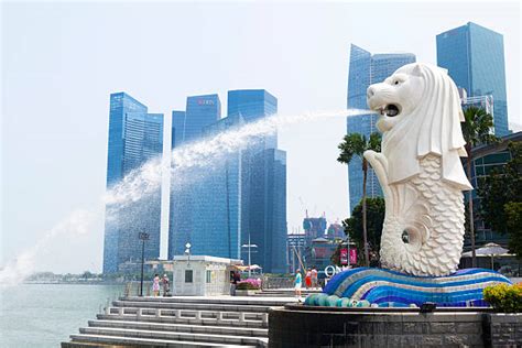 2,300+ Merlion Park Fountain Stock Photos, Pictures & Royalty-Free ...