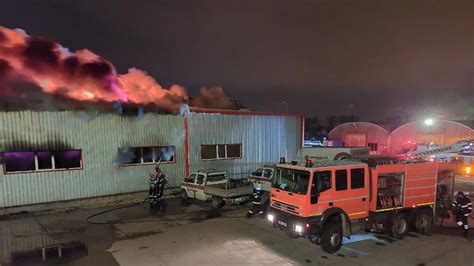 Incendiu devastator în Ploiești la o hală industrială Pompierii s au