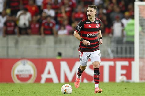 Léo Ortiz se destaca como volante no Flamengo em meio à série de desfalques