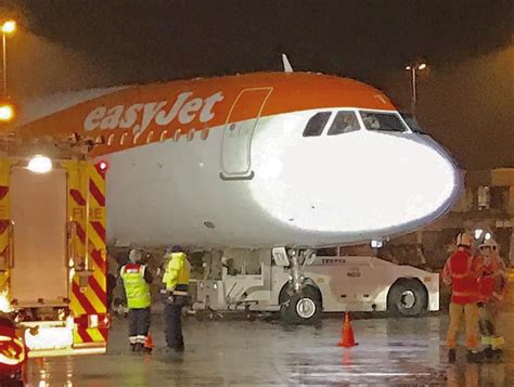 Emergency Easyjet A320 Flight U21985 Was Hit By Tow Truck At