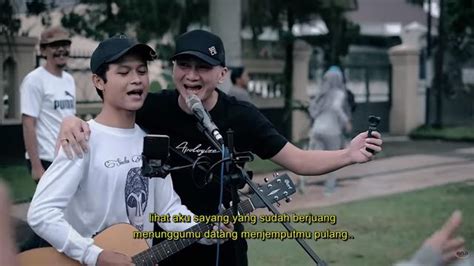 Momen Viral Pengamen Nyanyi Di Depan Penyanyi Aslinya Suara Tak