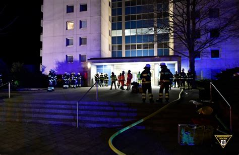 Mann stirbt bei Zimmerbrand im Hochhaus Einsatzbericht München