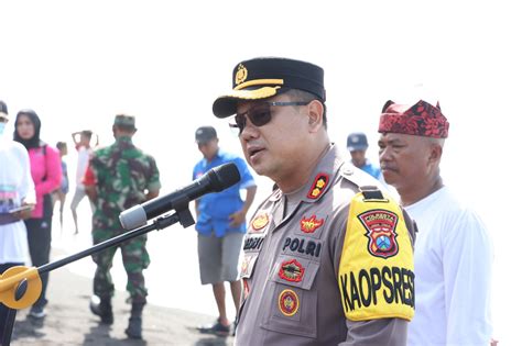 HUT Bhayangkara Ke 76 Kapolres Banyuwangi Bersama Masyarakat Pesisir