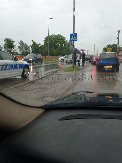 Zbog Nezgode U Banjaluci Saobra Aj Se Odvija Trotoarom Foto