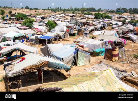 Pakistan poverty hi-res stock photography and images - Alamy