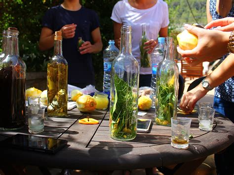 Preparación de licor de hierbas caseras Mallorca Mallorca