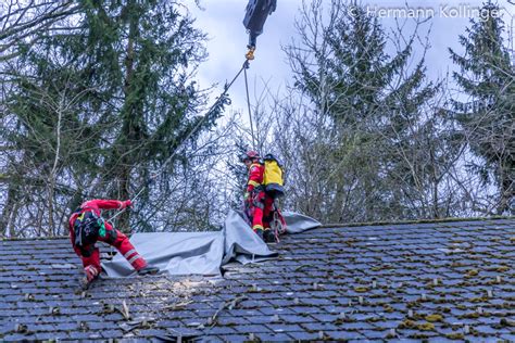 31 03 2023 Baum stürzt während Gewitter auf Gebäude Kran und