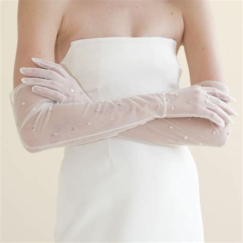 29 Bridal Gloves For A Glamorous Winter Wedding Look