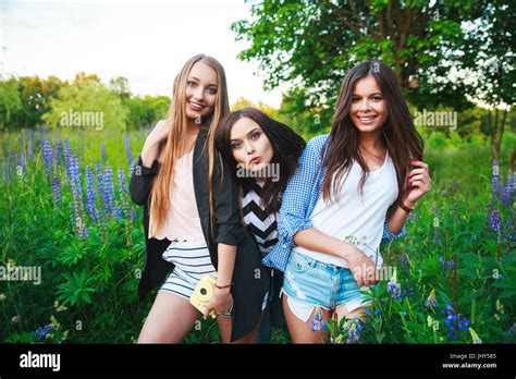 Drei Hipster Mädchen Blonde und Brünette unter Selbstportrait auf Polaroid Kamera und lächelnd