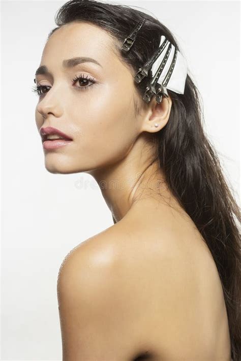 Belle Jeune Fille Modèle Blonde Nue D une Forte Poitrine Et Aux Longues Jambes Mince Couvrant