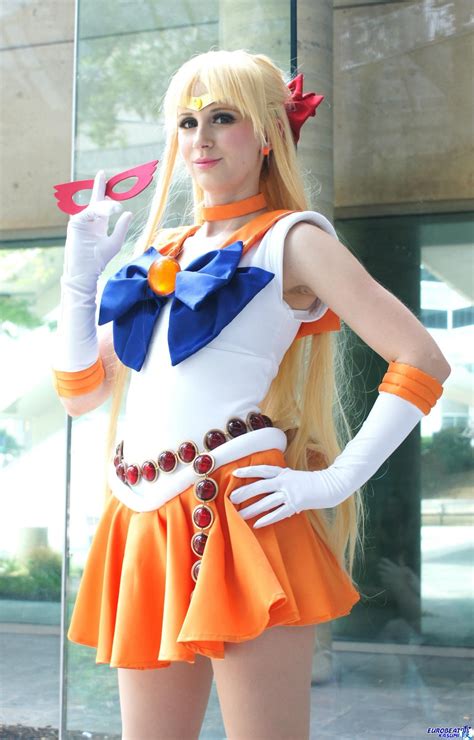 Sailor Moon Cosplay: Captivating Sailor Venus Transformation