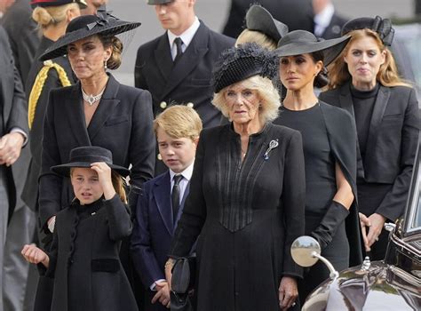 La vestimenta de la familia real para el funeral de la reina transmitió