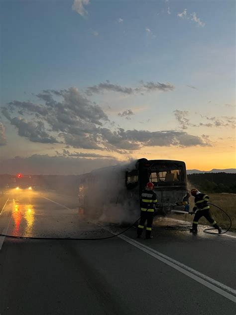 Un Autobuz A Luat Foc In Mers Pe O Osea Din Bihor Cum A Pornit