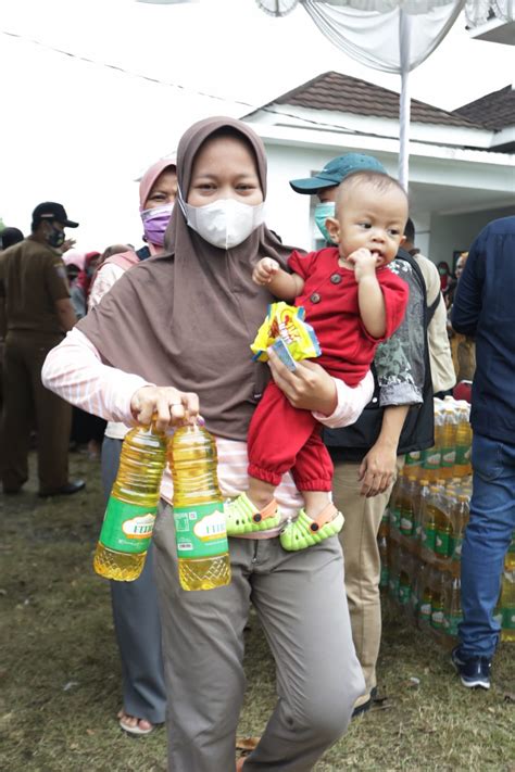 Warga Serbu Operasi Pasar Murah Minyak Goreng Di Karawang BriliaNews