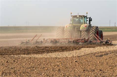 Un Tractor Moderno Con Un Arado Arrastrado Trabaja En El Campo Arando