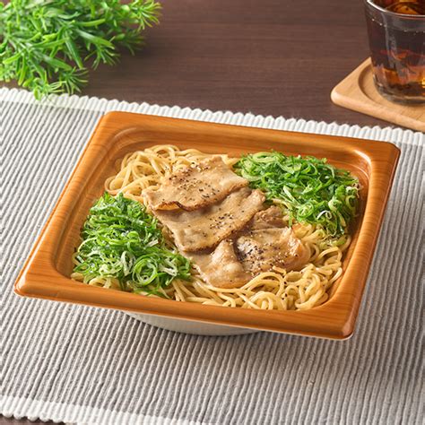 麺は大盛約300g、塩ダレや黒コショウで炒めて豚カルビとねぎを盛り付けた ファミリーマートが「大盛 豚カルビの塩焼そば」を本日14日火