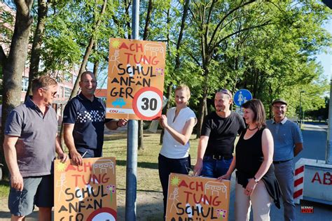 Schulanfänger Plakate für mehr Verkehrssicherheit in Bernau