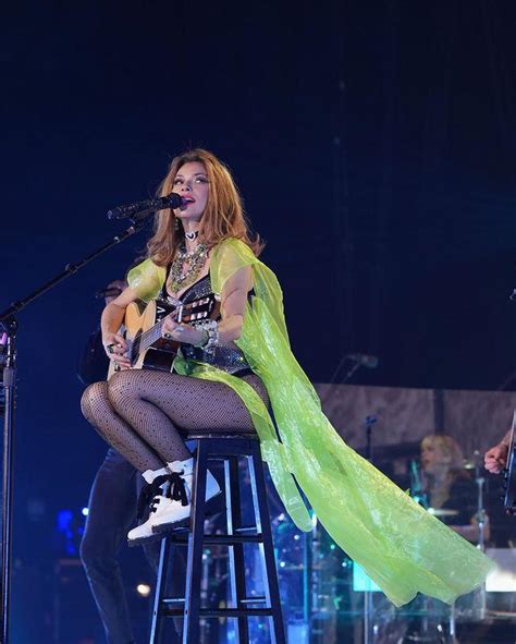 Shania Twain 57 Shows Off Her Flexible Dance Moves At A Show