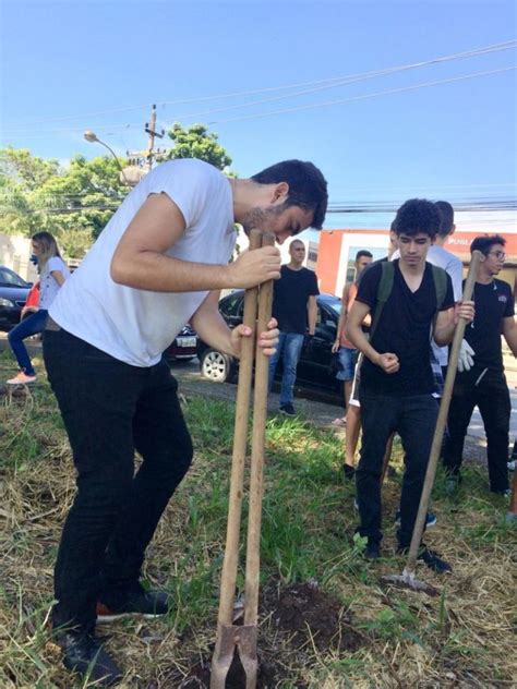 Estudantes Realizam Plantio De Mudas E Limpeza S Margens Do Rio