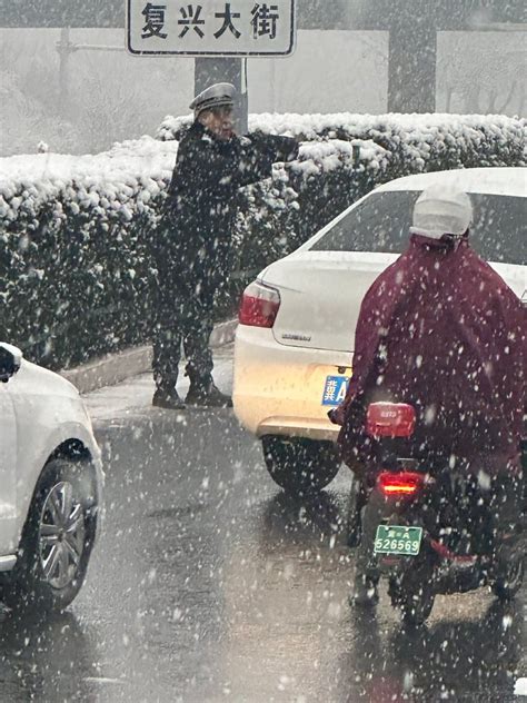 石家莊交警以雪為令迎寒而上，守護市民平安出行 壹讀