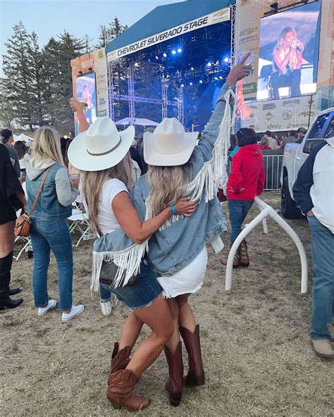 What To Wear To A Country Music Concert Country Music Concert Outfits