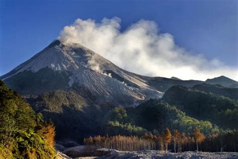 Letusan Gunung Marapi Semburkan Abu Vulkanik Setinggi Meter Di