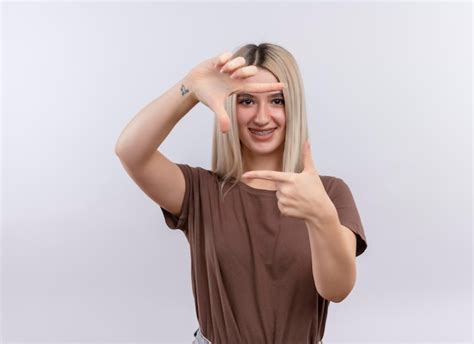 Souriante Jeune Fille Blonde Dans Un Appareil Dentaire Faisant Des