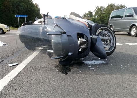 Pol Pdlu Schwerer Verkehrsunfall Zwischen Pkw Und Motorradfahrer