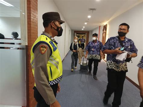 Personil Polres Bandara Amankan Kedatangan Delegasi Rangkaian Sherpa