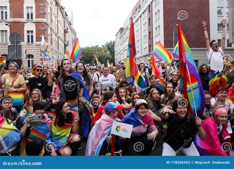 Gente Con Banderas De Arco Iris Durante La Marcha Por La Igualdad Lgbt