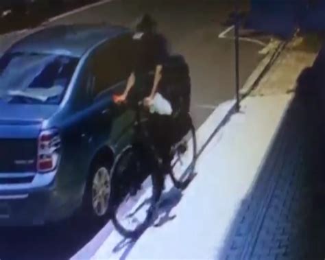 Vídeo mostra homem furtando bicicleta no centro CGN O maior portal