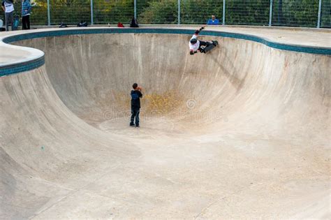 Skateboarding in a Bowl in New York City Editorial Photography - Image ...