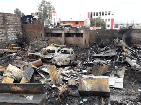 Arequipa Incendio En Gobierno Regional Arrasa Con Veh Culos Y