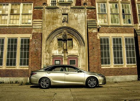 2017 Toyota Camry Hybrid SE Review: The Good Old Gold Standard