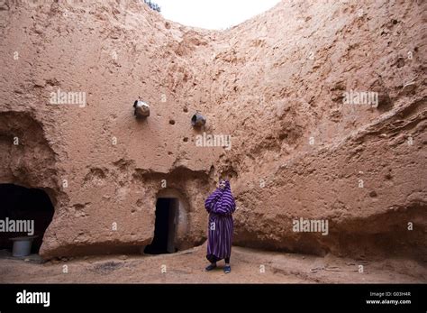 Traditional Berber Costume Hi Res Stock Photography And Images Alamy