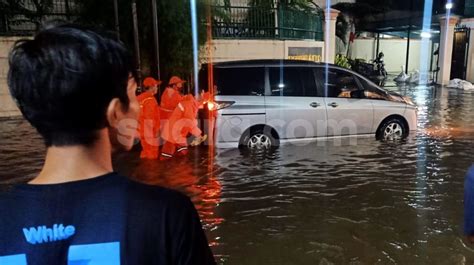 Hujan Deras Guyur Ibu Kota Lima Ruas Jalan Di Jaksel Terendam Banjir