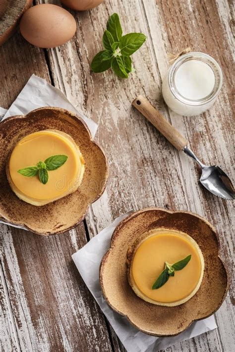 Pud N Hecho En Casa De Las Natillas Del Caramelo Con La Menta Imagen De