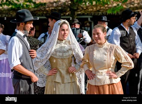 Los Miembros De La Troupe Folkdancing En Algarve Trajes Regionales