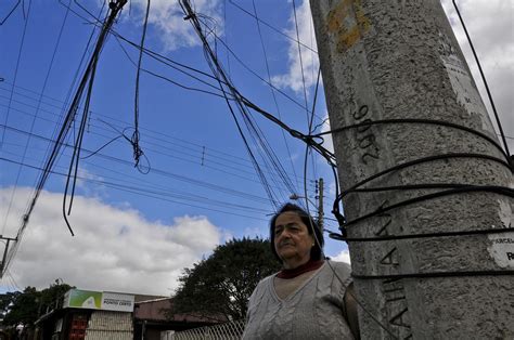 O emaranhado de fios e cabos soltos nos postes de Canoas Região