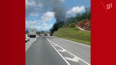 Caminh O Que Transportava M Veis Pega Fogo Na Br Em Campos Rj