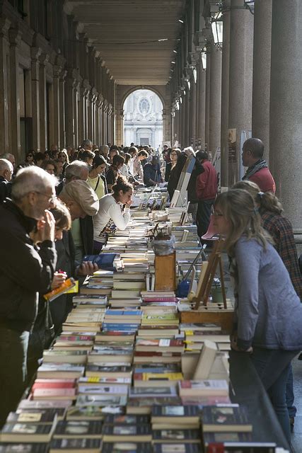 Gravità Zero LA LIBRERIA PIÙ LUNGA DEL MONDO PORTICI DI CARTA