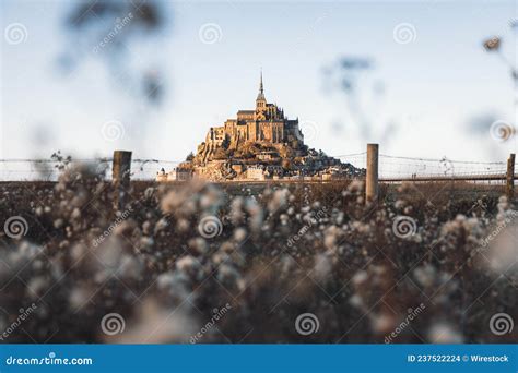 Vista Borrosa De La Famosa Isla De Las Mareas De Le Mont Saintmichel