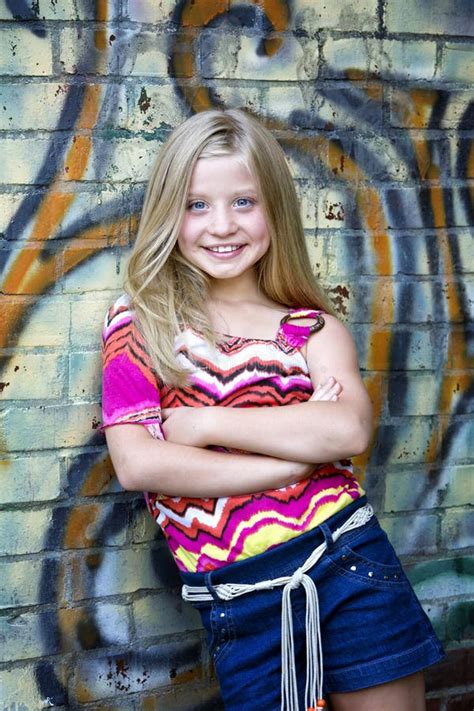 Leuk Weinig Blonde Meisje Bij Graffitimuur Stock Afbeelding Image Of Uitziend Schoonheid