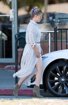 Kate Hudson Wind Blown Ass Cheek Upskirt UpskirtSTARS