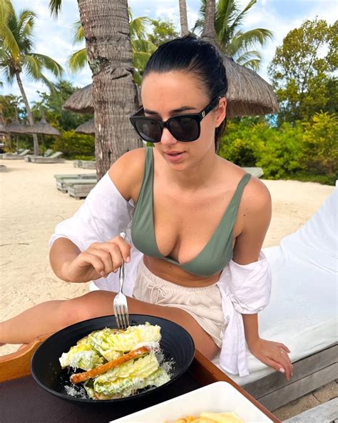 Foto S Nina Warink Straalt Op Mauritius In Een Trendy Groene Bikini