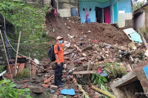 Tembok Penahan Tanah Ambruk Hancurkan Dapur Warga Kiaralawang