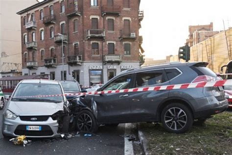 Gravissimo Incidente Mortale A Torino Un Malore Fa Sbandare Un